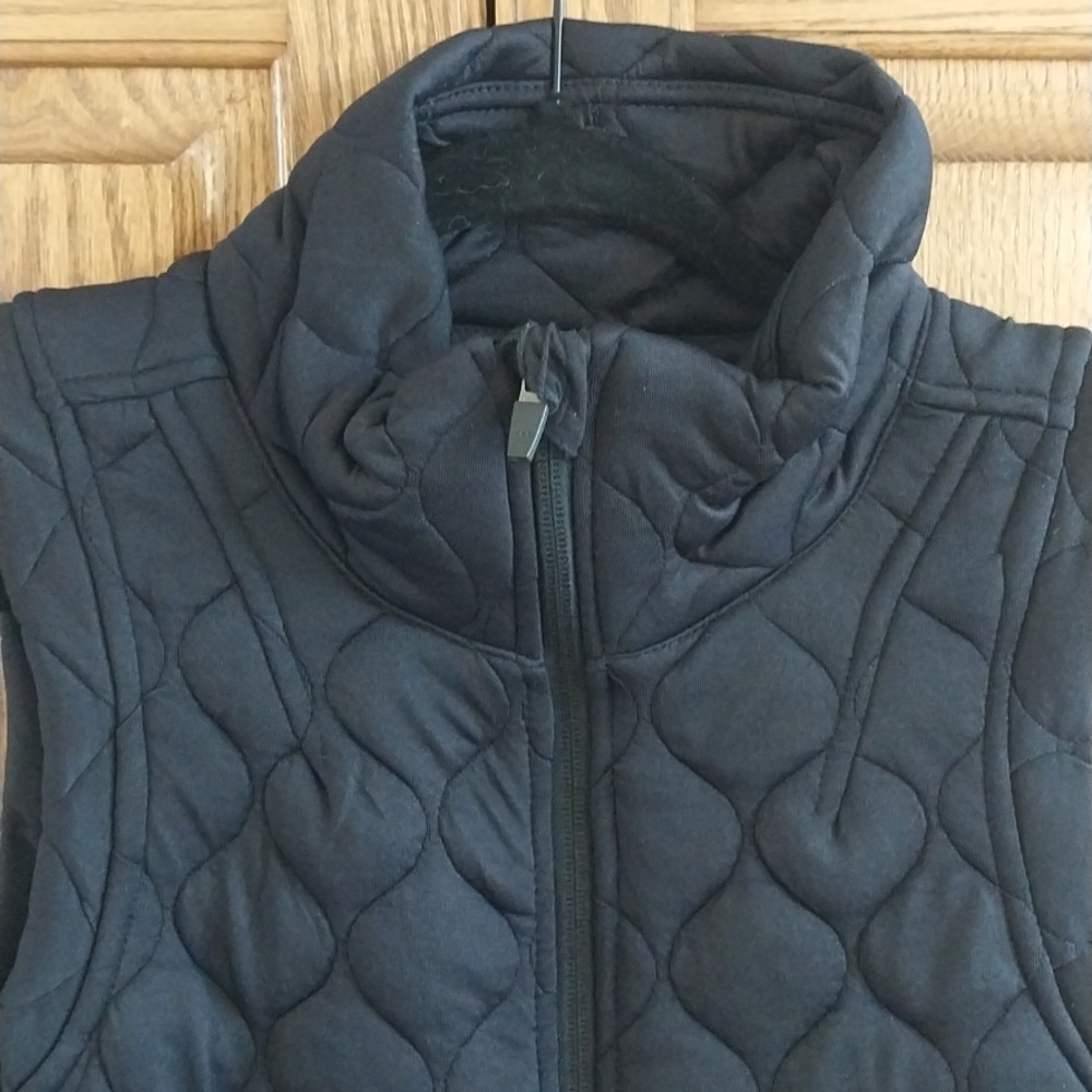 Kirkland NWT Women's Quilted Vest Size Small Black 2-Way Stretch Zipper Pockets - Picture 4 of 11